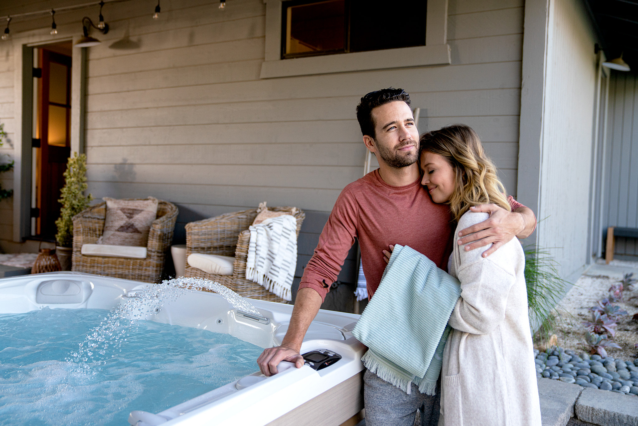 Caldera-Paradise-Reunion-2019-Arctic White-Parchment-Lifestyle-Couple Near Spa Hugging-02