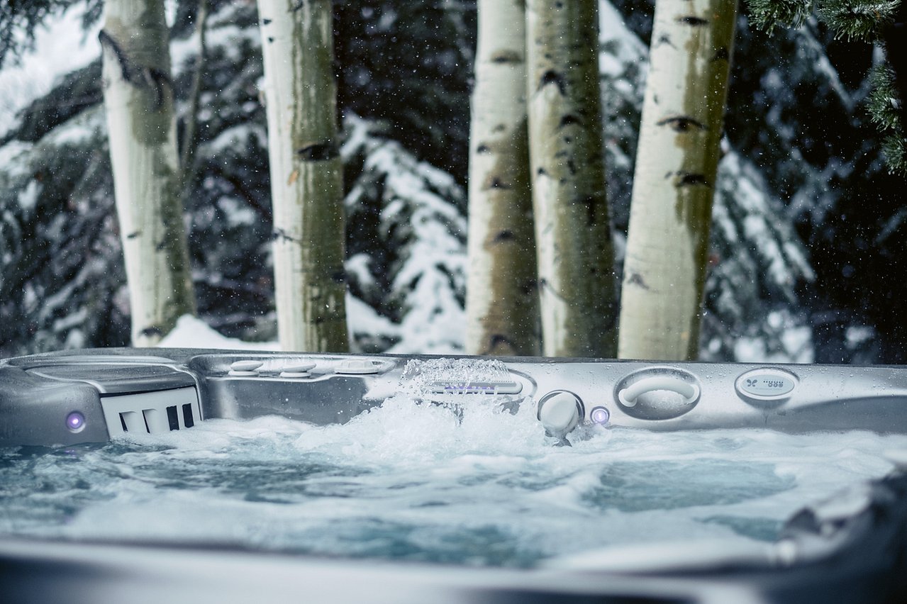 Caldera-Utopia-Cantabria-2018-Platinum-Slate-Lifestyle-CloseUp-Snow-01